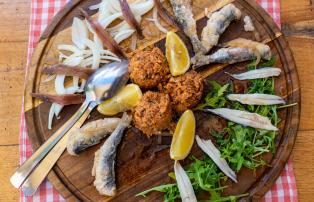 DESTINATIONS & EXPERIENCES PHOTOS Mediterranean Food