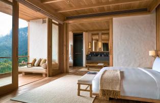 Asien Bhutan SixSenses_Timphu Lodge_Suite_bedroom_at_Thimphu_[8094-A4]_1920