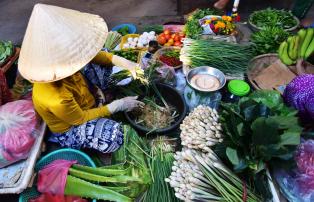 Vietnam Shutterstock Vietnam_Hanoi_Streetmarket_shutterstock_1920