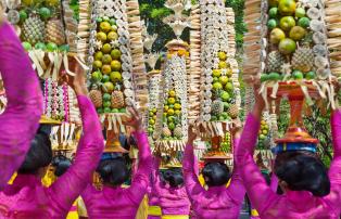 Indonesien shutterstock Asien_Indonesien_Bali_Ubud_Ladies_Offerings_shutterstock