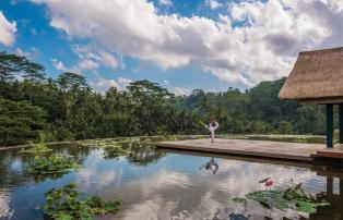 Asien Indonesien Bali Four Seasons Sayan 32. Yoga at Lotus Pond_1920