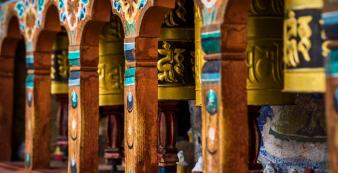 Asien Bhutan SixSenses_Paro Kyichu_Lhakhang_prayer_wheels_[8072-A4]_1920