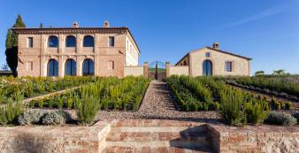 Toskana Villa Buonconvento 3- Villa Buonconvento - property seen from the entran