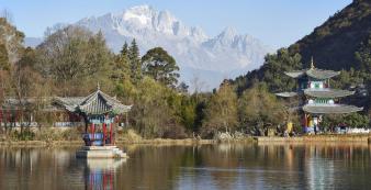 Asien China Lijiang Amandayan Amandayan, China - Lijang Black Dragon Lake_High R