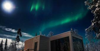 Europa Finnland Köngäs Northern Lights Ranch Cabin outside with moon 04122017_19