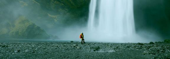 Divers Mann Wasserfall Island