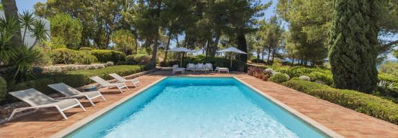 Villa Keisa Portimao 9) Pool Area 1