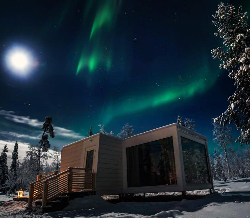 Europa Finnland Köngäs Northern Lights Ranch Cabin outside with moon 04122017_19